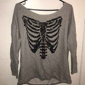 Rib cage detail over size slouchy top.
